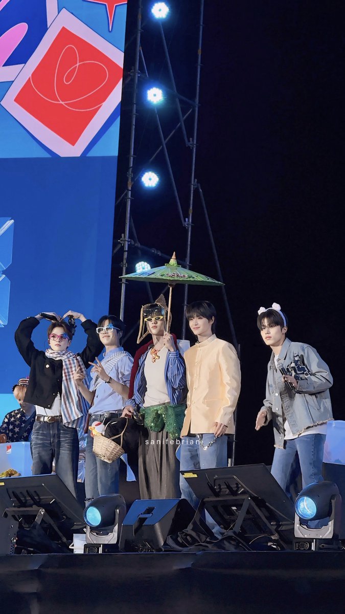 sanifebriani_'s tweet photo. Team A vs team B game photogenic battle! 📸

#TREASUREXMUANGBORAN https://t.co/tzfqnD2ecB