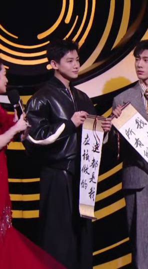 BAIJINGTINGPH's tweet image. #BaiJingting is holding a "这都是我该做的" (This is what I should do) sign. It is his famous line in #AlwaysOnTheMove.

#BaiJingtingWeiboNight2024 #白敬亭