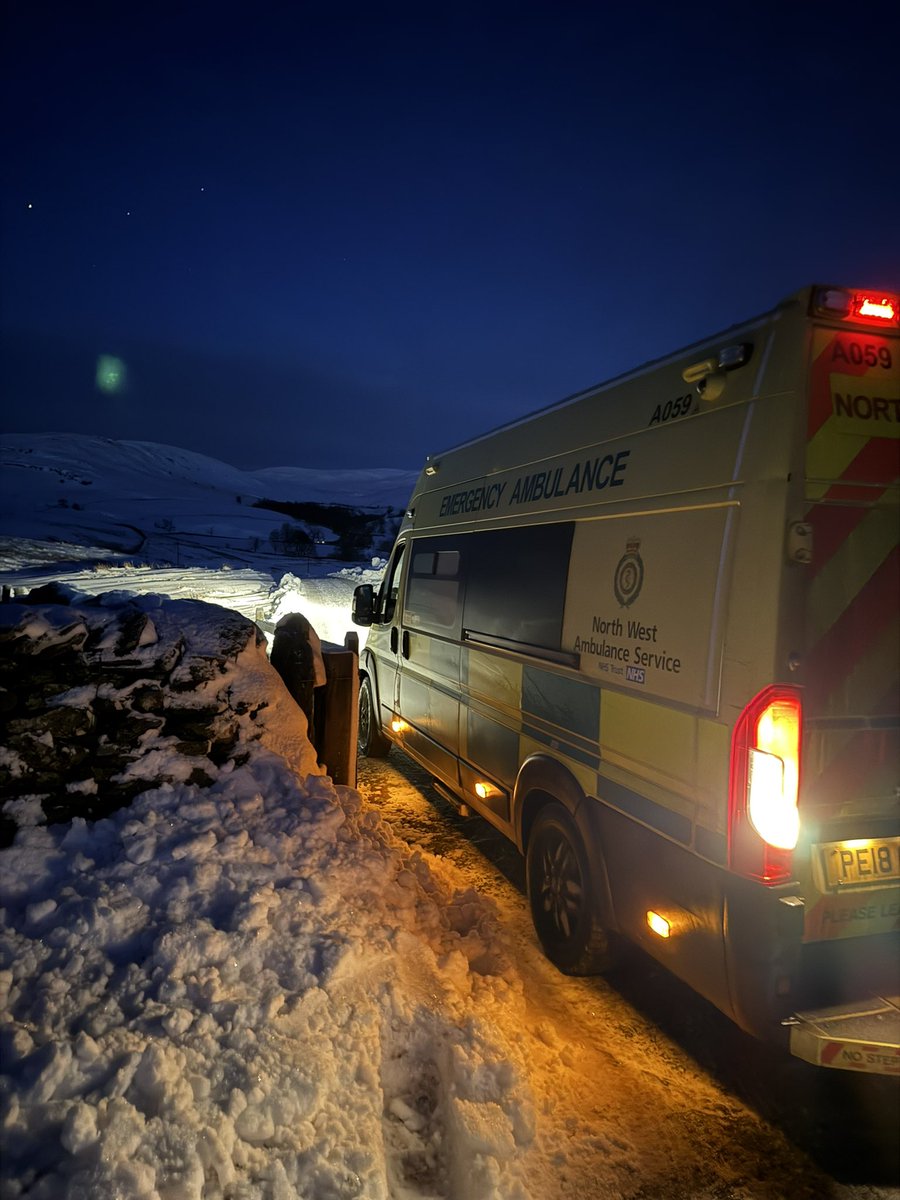 Han_Ayres_'s tweet photo. When you arrive at a job in the dark but the sun rises & gives you this spectacular view๐ Feeling very lucky to work for @NWAmbulance @nwamb_Cumbria today!
Thanks to @KendalMRT for helping us out in more ways than one this morning
#TeamWork #StuckInTheSnow #NWAS #NHS #Paramedic https://t.co/1JAZGAs0s1