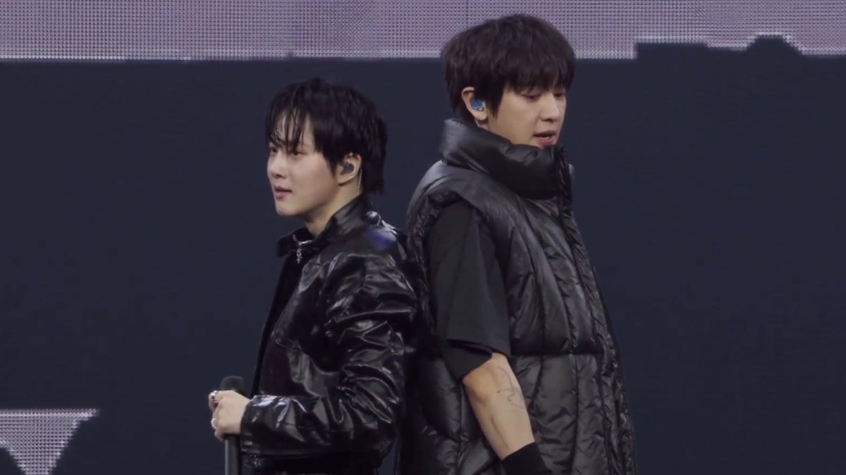 kokokbop's tweet photo. OUR DUO TONIGHT, SUHO AND CHANYEOL!!!! 😭😭😭😭 https://t.co/dU28o2zsFT