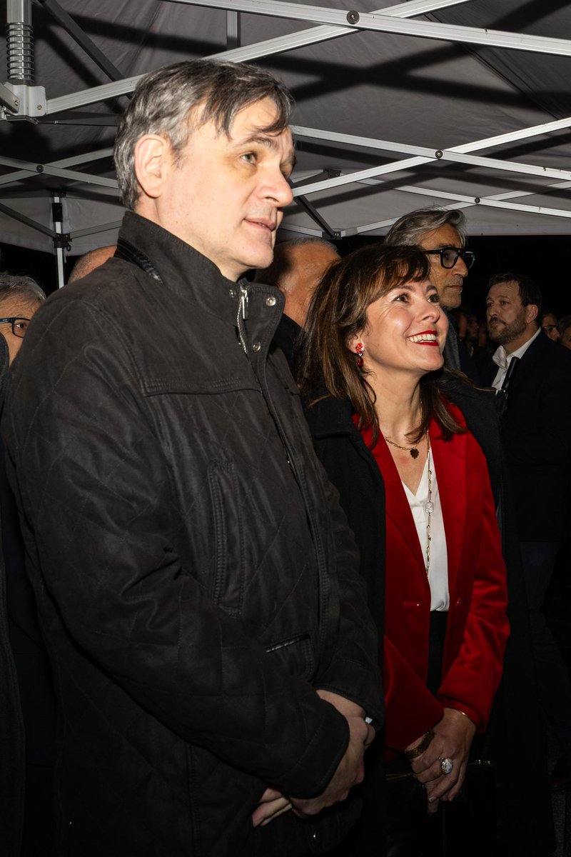 CaroleDelga's tweet photo. ✍🏻Être Charlie, ce n’est pas forcement approuver ce qu’écrit, ce que dessine, ce que propose le journal. Mais c’est défendre @Charlie_Hebdo_ pour ce qu’il a toujours été, ce qu’il est : l’avant-garde de la liberté d’expression. 

🗣️C’est aussi transmettre, expliquer un principe simple : la loi reste au-dessus de la foi. Je revendique être une femme de gauche qui ne transige jamais sur ces principes fondamentaux, une gauche qui doit être à la hauteur : c’est-à-dire être d’une clarté absolue sur la laïcité, sur l’universalisme, sur la lutte contre le racisme et l’antisémitisme, sur la République indivisible.

✊🏻Comme ce fut le cas lors des marches des 10 et 11 janvier 2015, l’unité doit rester notre force, notre étendard face à la barbarie. Restons unis dans la commémoration, restons unis dans l’action. Continuons à convaincre les sceptiques, à expliquer ce que représente Charlie aux nouvelles générations. « La satire possède cette vertu qui nous a aidés à traverser ces années tragiques : l’optimisme. Si on a envie de rire, c’est qu’on envie de vivre. 

Nous étions nombreux réunis hier soir à l’hôtel de Région de #Toulouse et durant toute cette semaine de commémorations en #Occitanie ! 

🙏🏻 Un grand merci à Riss, à @gernelle, à @LaureDaussy, à @XavierGorce, à @LouiseElyafi, à @AntonioFischet8, à @martinlombach, et à la famille de Bernard Maris pour leur présence. 

#ToujoursCharlie

Crédit 📸 Léo Arcangeli
