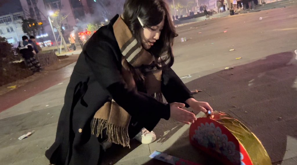 GraceAphrod's tweet photo. 新年一起去放烟花吗 https://t.co/lMngJhbjA6