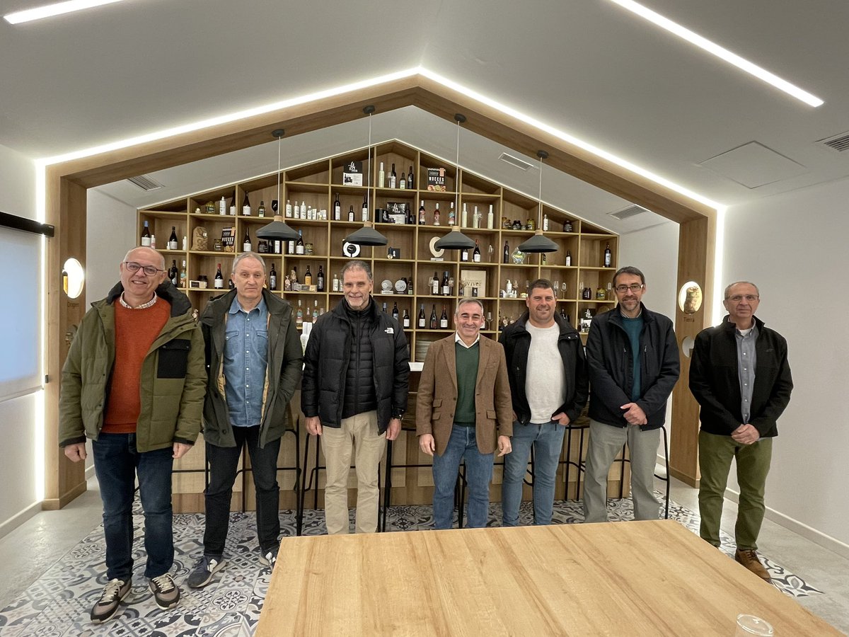 coopviver's tweet photo. El conseller de @GVAagricultura, @BarrachinaM, ha visitado hoy la Cooperativa de Viver para conocer nuestros proyectos y los retos de futuro que enfrentamos en el sector agrario. Hemos hablado de gestión en común de tierras y modernización del regadío, entre otros asuntos. https://t.co/a0YVEwVzme