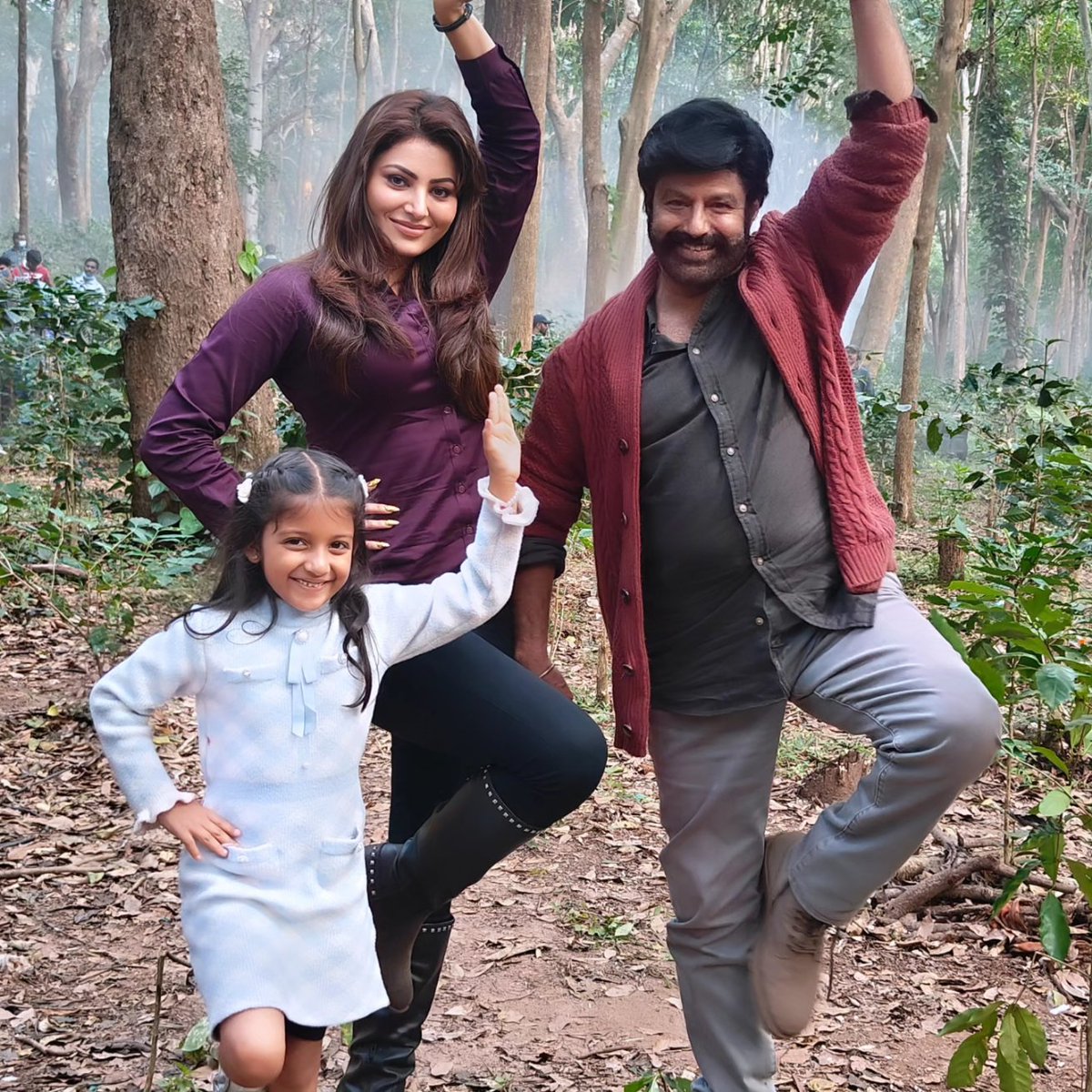 Meghmadhav21's tweet photo. On set with the stunning @urvashirautela ❤️ and the legendary @balakrishna_nandamuri_ ji.
This beautiful moment holds so many memories as we gear up for Veda's big movie release tomorrow. Can’t wait to see the magic unfold on screen🎥
#MovieRelease #SetMemories #VedaOnScreen https://t.co/n08nWibUpA