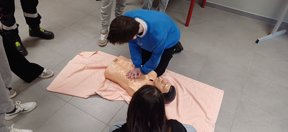clgEauvive's tweet photo. Un bel apprentissage et une formation très intéressante!Merci @udsp06 #Psc1 #citoyenneté https://t.co/BjaZHpBgia
