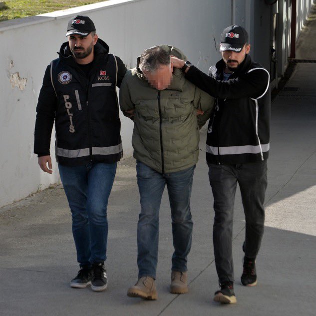 bilio_muydunuz's tweet photo. Şapka çıkarılır 🤦🏻‍♂️

Mekke'den zemzem suyu alıp Adana'da musluk suyu ile çoğaltıp satan şahıs:

"5 ayda 90 milyon TL kazandım. Türkiye'deki bütün zemzem sularını hemen hemen ben satıyorum. 

Sahte olduğunu da düşünmüyorum. Bu güne kadar Müşterilerden herhangi bir şikayet gelmedi." https://t.co/aKfkzwhOdh