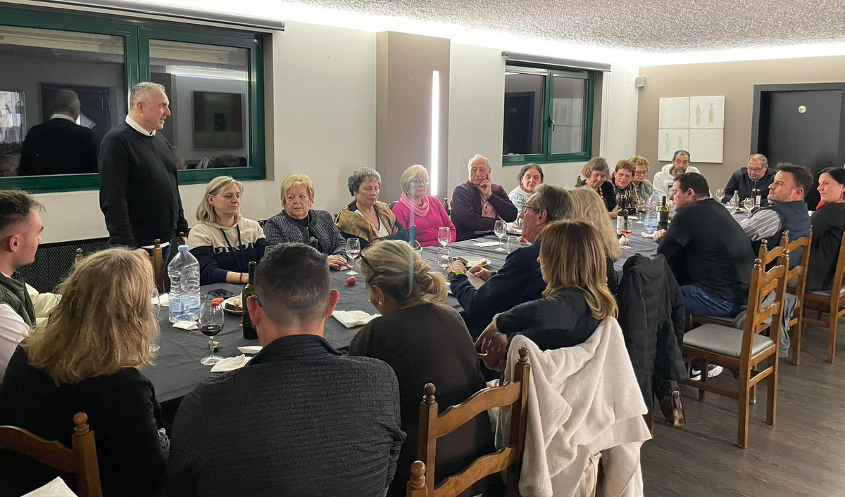 jorfabrega's tweet photo. Ahir vam fer la reunió d'alcaldes/ses i caps de llista + sopar de post-Nadal de @JuntsxAltUrgell. Una tradició, i una bona excusa, per trobar-nos i encarar l'any 2025 on haurem de treballar molt per l'Alt Urgell i el Pirineu. Ho farem! #OrgulldEquip https://t.co/CaPWt47dOV