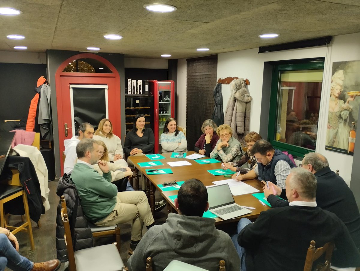 jorfabrega's tweet photo. Ahir vam fer la reunió d'alcaldes/ses i caps de llista + sopar de post-Nadal de @JuntsxAltUrgell. Una tradició, i una bona excusa, per trobar-nos i encarar l'any 2025 on haurem de treballar molt per l'Alt Urgell i el Pirineu. Ho farem! #OrgulldEquip https://t.co/CaPWt47dOV