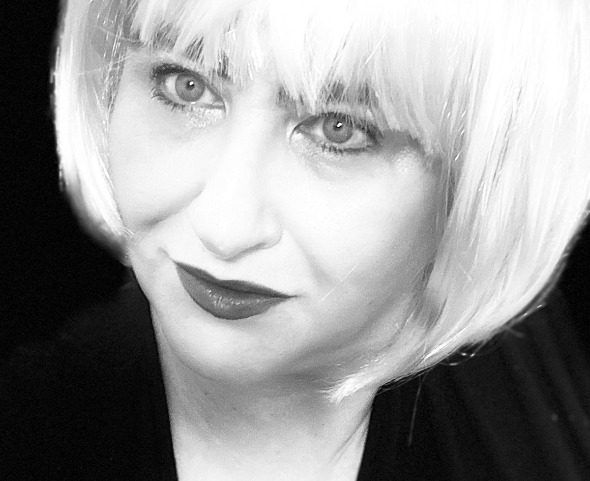 Good Morning lovers ❤️✨

Winter is presenting a show…
The town is covered in snow
Wearing the white outfit with pride
Playing with filters &amp; light ✨

Have a super day x