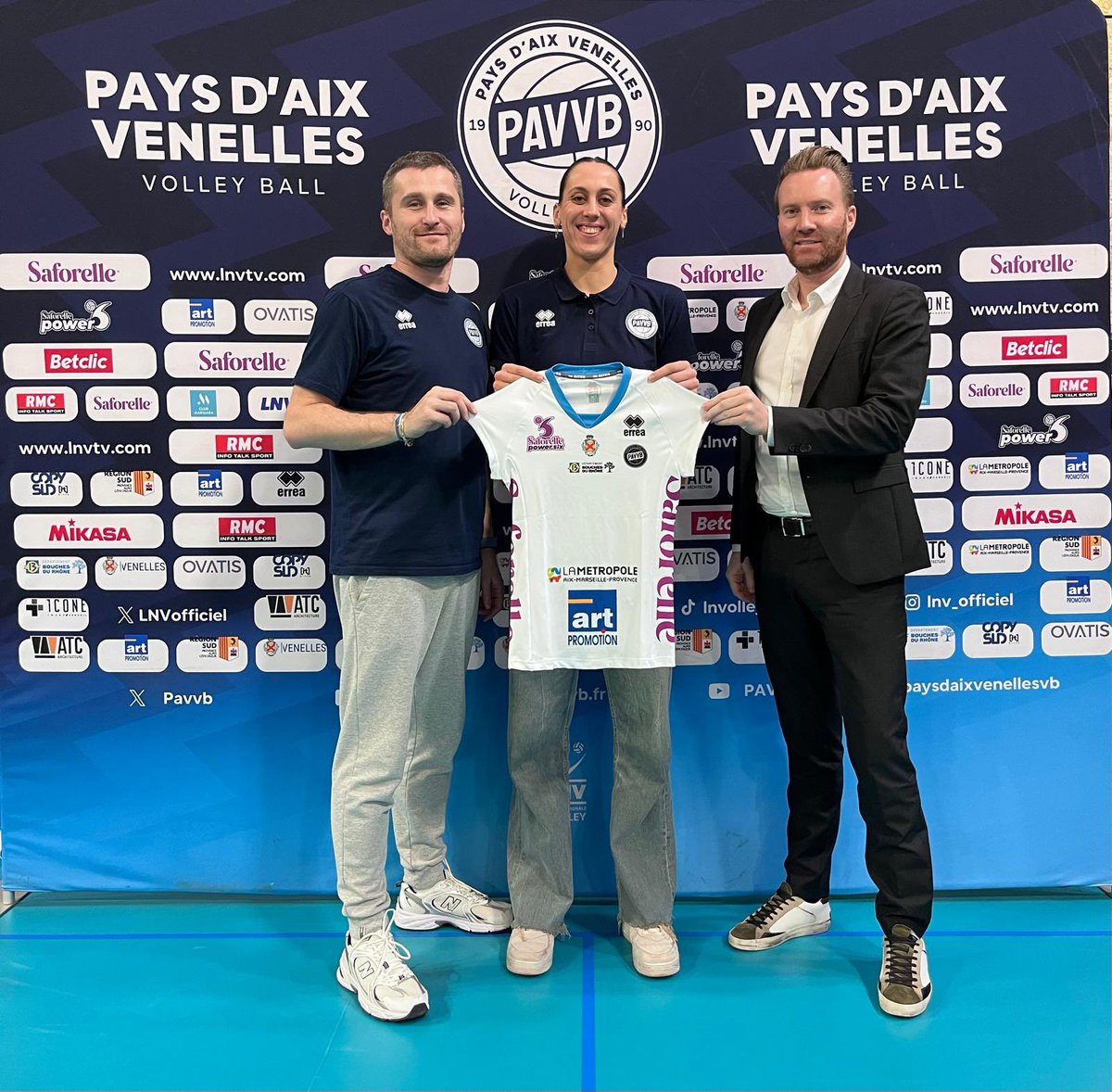Très heureux de la signature du premier contrat professionnel de Lila Girgenti 🇫🇷 en qui nous croyons beaucoup. Cet accord nous permet de penser l’avenir et est une nouvelle preuve de l’attrait de notre projet, dans lequel les jeunes talents peuvent aussi trouver leur place ⚪️🔵