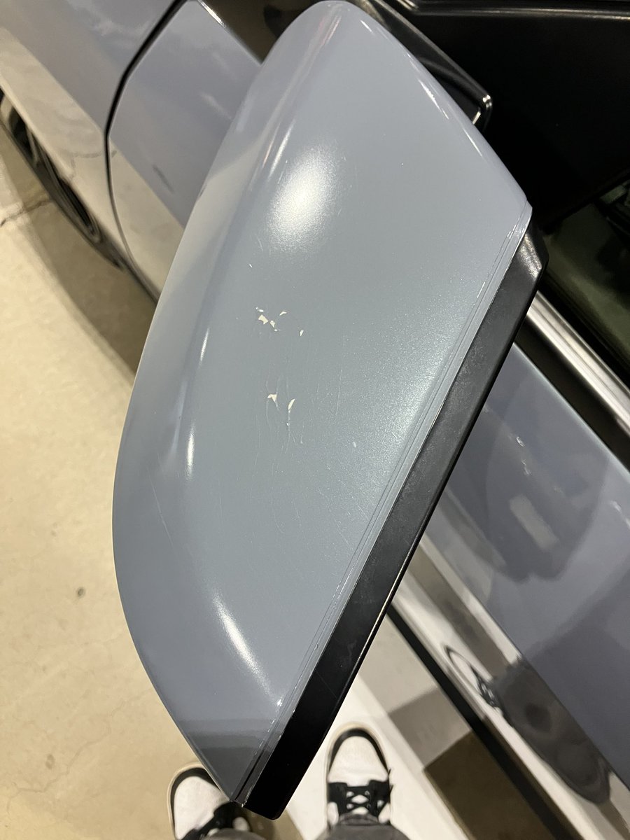 TK_hatch's tweet photo. ドアハンドルに続いてドアミラーも…
屋根付き駐車場でこの状態
補償もしてくれないしほんとに2021年の車？ https://t.co/ERIMTZcJaw