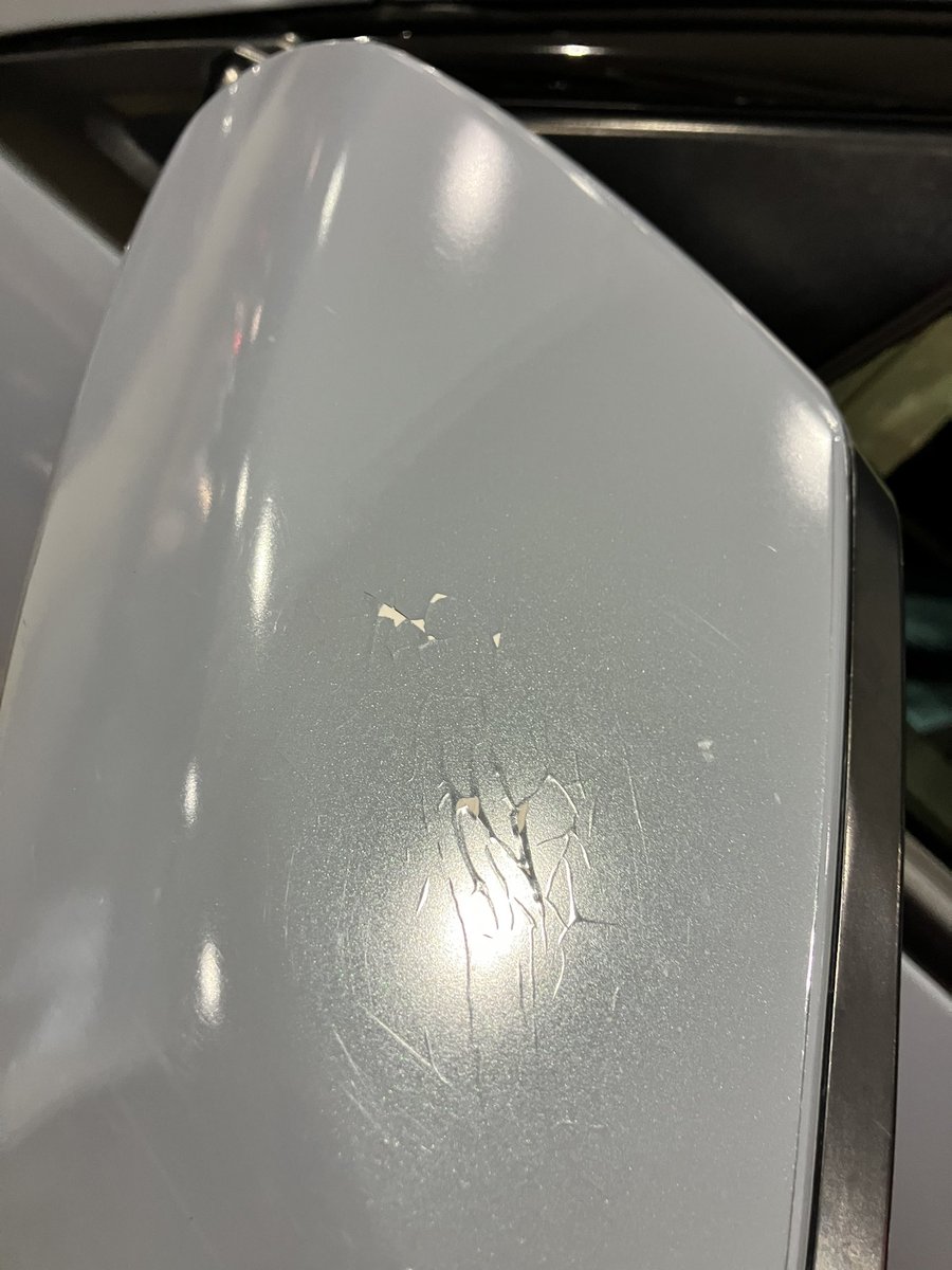 TK_hatch's tweet photo. ドアハンドルに続いてドアミラーも…
屋根付き駐車場でこの状態
補償もしてくれないしほんとに2021年の車？ https://t.co/ERIMTZcJaw