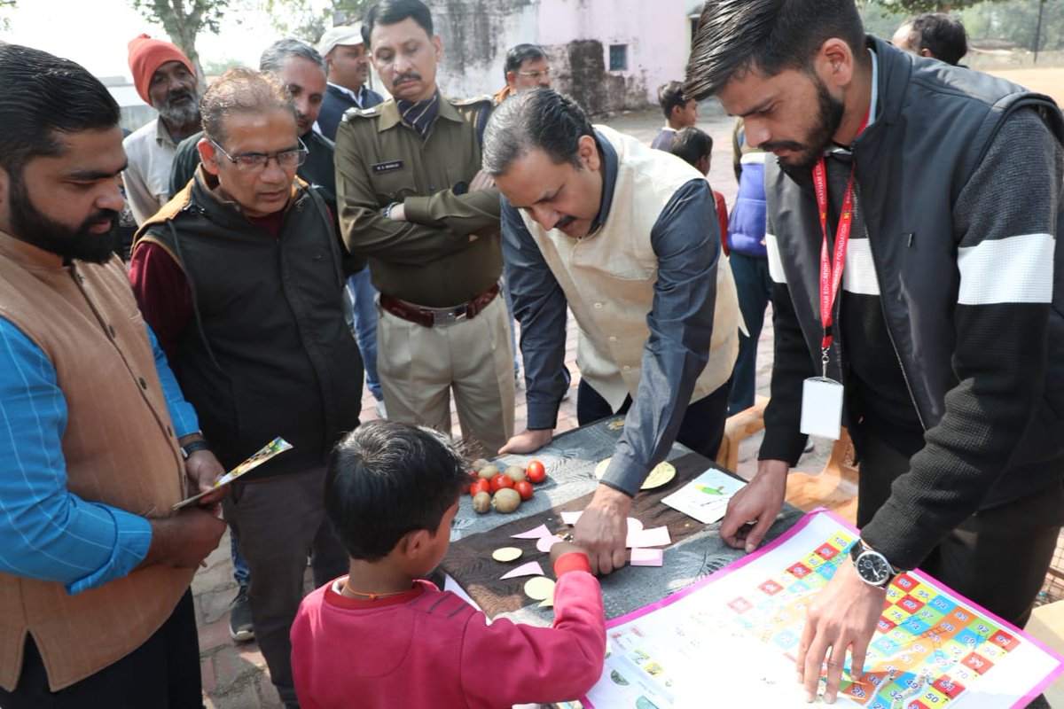 TikamgarhC's tweet photo. कलेक्टर श्री अवधेश शर्मा एवं पुलिस अधीक्षक श्री मनोहर सिंह मंडलोई ने आज शासकीय एकीकृत माध्यमिक विद्यालय दुर्गापुर में आज एफएलमम मेले का निरीक्षण किया गया। 
@schooledump
@JansamparkMP
#missionankur
#FLNMela
#JansamparkMP 
#tikamgarh https://t.co/XXIclXv5i9