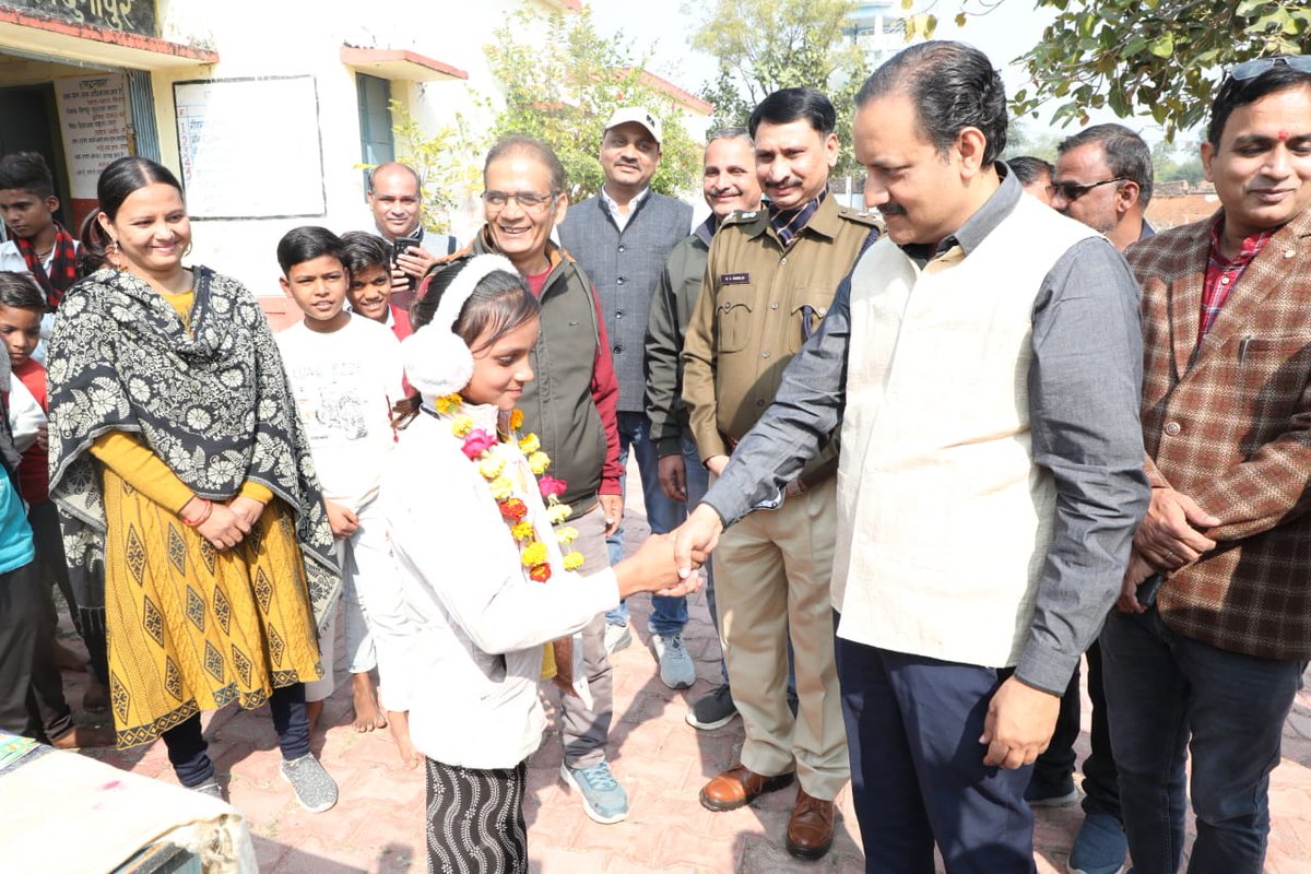 TikamgarhC's tweet photo. कलेक्टर श्री अवधेश शर्मा एवं पुलिस अधीक्षक श्री मनोहर सिंह मंडलोई ने आज शासकीय एकीकृत माध्यमिक विद्यालय दुर्गापुर में आज एफएलमम मेले का निरीक्षण किया गया। 
@schooledump
@JansamparkMP
#missionankur
#FLNMela
#JansamparkMP 
#tikamgarh https://t.co/XXIclXv5i9