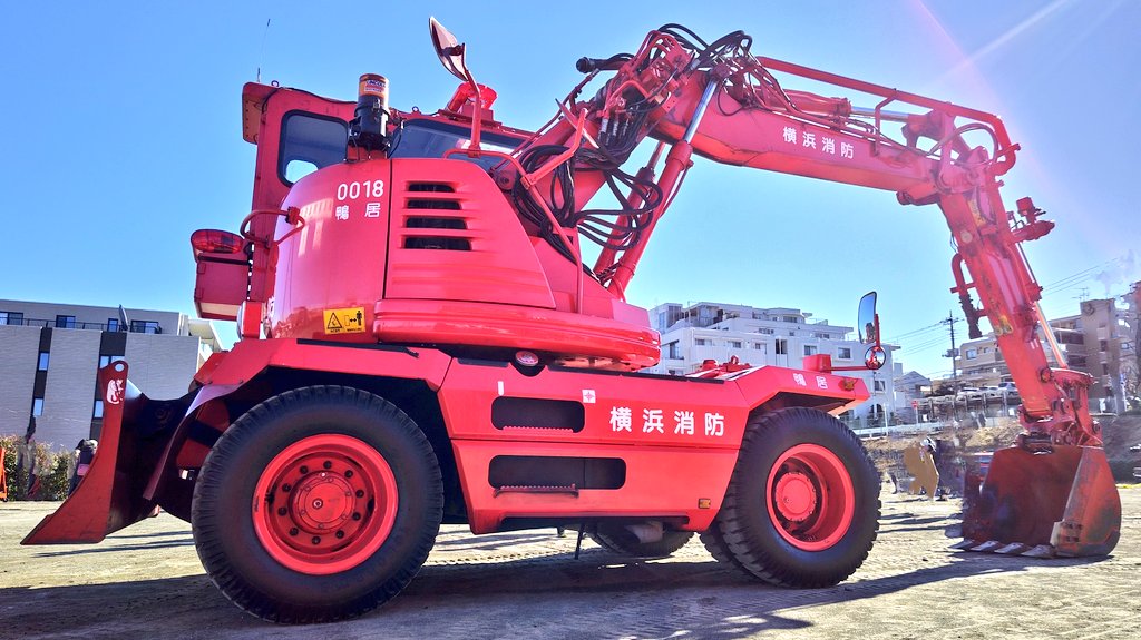 A_PC1250_11_N's tweet photo. 横浜市消防局 緑消防署 鴨居消防出張所  排除工作車 (コマツ PW128UUｰ1S ホイール式油圧ショベル 格納ブーム 2人乗りキャブ仕様) https://t.co/rREu9xSCda