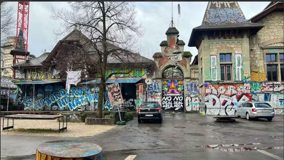 Matthias_Teh's tweet photo. Recht und Sicherheit durch die Polizei ist nicht mehr gewährleistet.
In der von autonomen Sozialistischen besetzten #Reitschule in Bern kommt es immer wieder zu Gewalt- und Drogendelikte. Jetzt hackte ein Algerier sogar einem anderen den Finger ab, aber die Polizei vor Ort durfte nicht helfen.
🤦🏿 https://t.co/nzHT5H1sKA