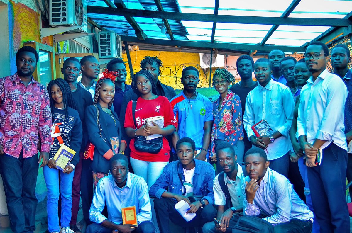 Le 27 décembre 2024, le siège des éditions Miezi a eu à recevoir l’ambassadrice du livre Mme Missy Bangala qui a joué à la mère Noël! Plusieurs visiteurs et curieux sont venus; ont participés à plusieurs exposés et distribution des livres 📚 🤶 🎄 
#littérature #book #buku #livre