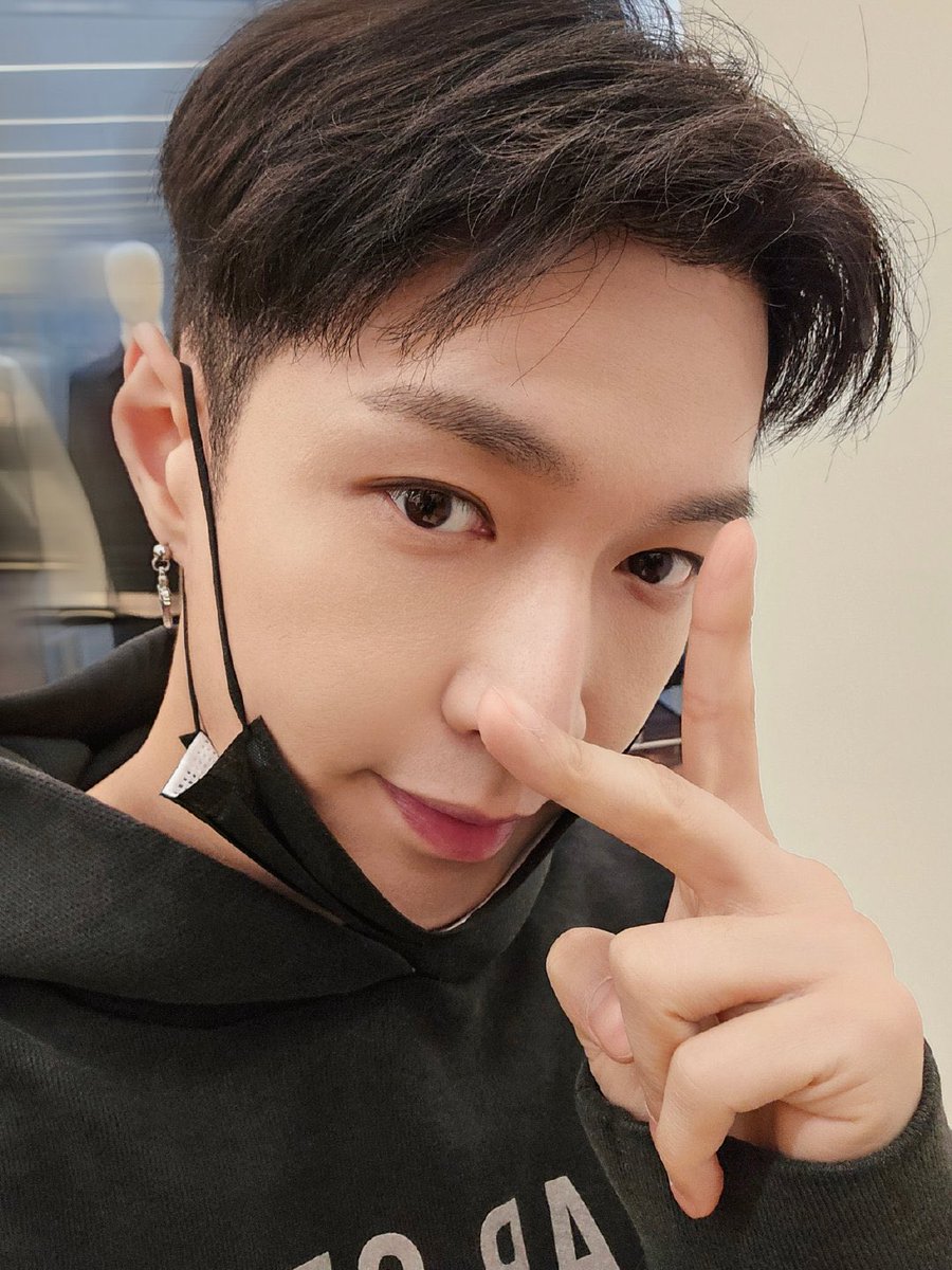 kokokbop's tweet photo. YIXING SELFIE UPDATE! 🤍 https://t.co/8QwbKNQN1A