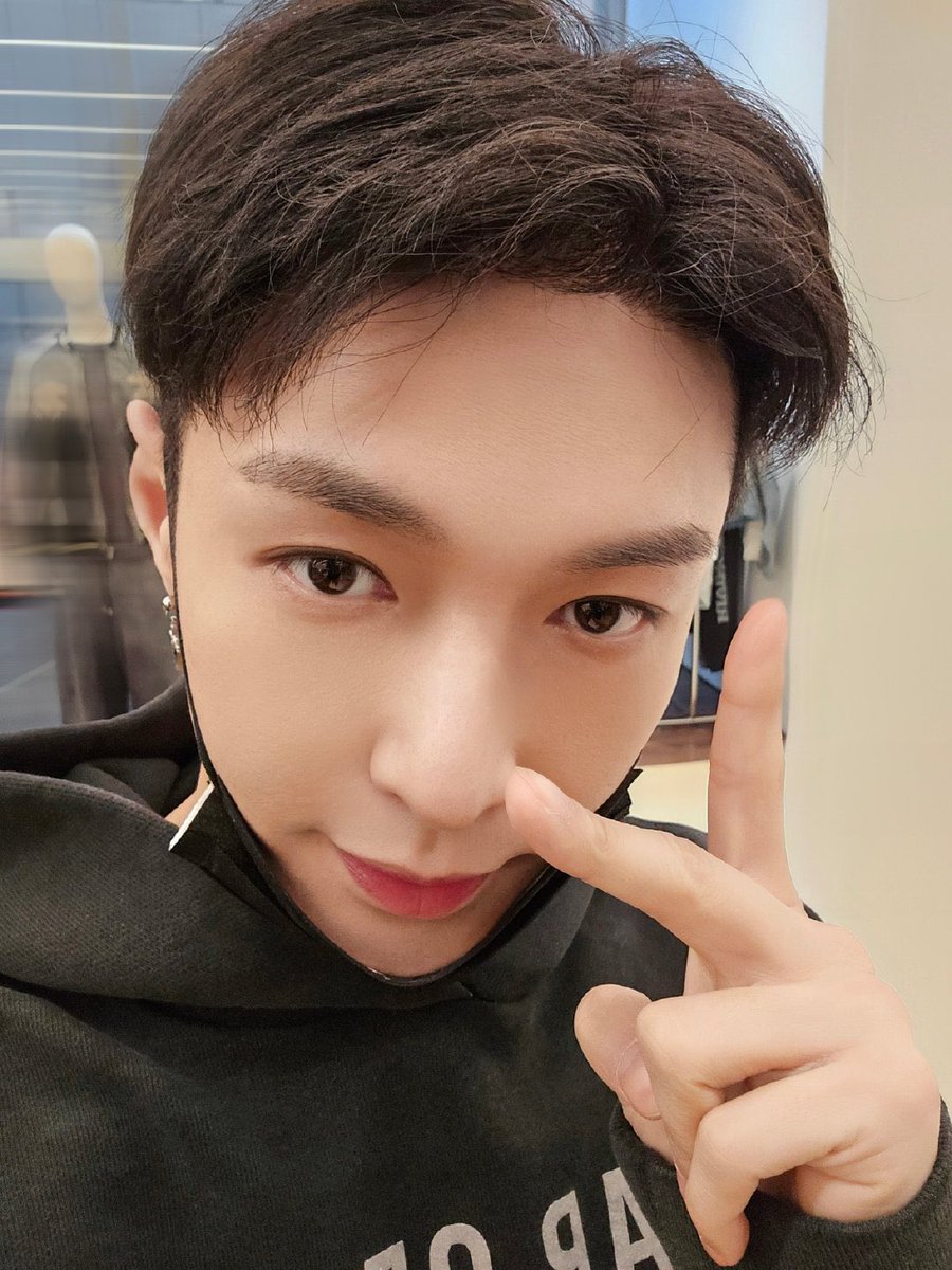 kokokbop's tweet photo. YIXING SELFIE UPDATE! 🤍 https://t.co/8QwbKNQN1A