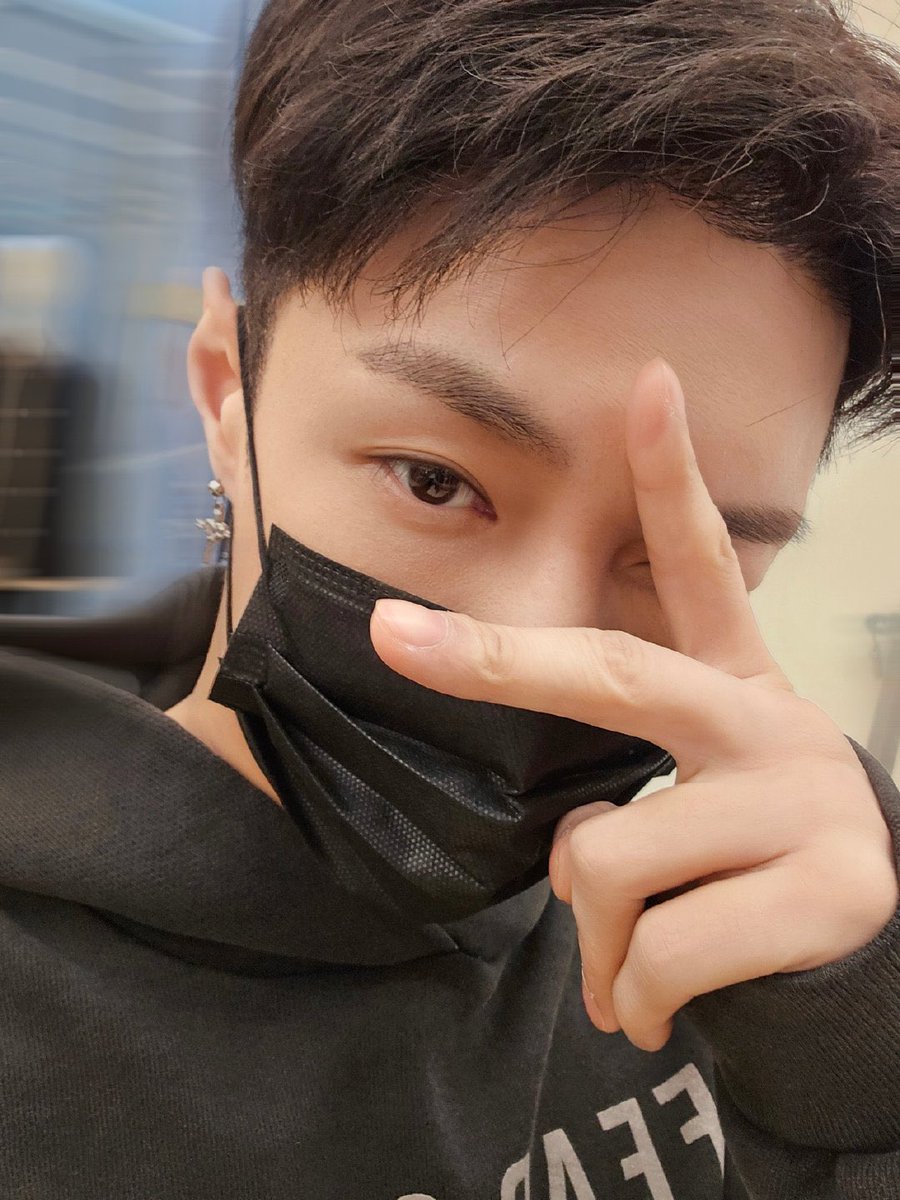 YIXING SELFIE UPDATE! 🤍