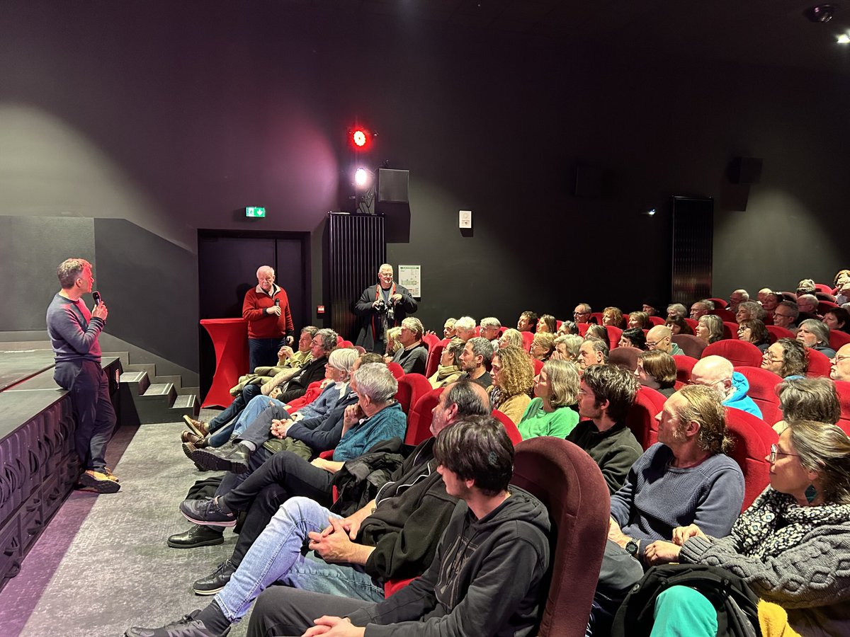 Des salles pleines dans les petits cinémas bretons pour ma tournée Bretone avec « Au Boulot! »
À venir ajd Plougastel et Saint Renan. Demain MORLAIX et Callac. Lundi Guingamp. ⁦<a href="/Francois_Ruffin/">François Ruffin</a>⁩ ⁦<a href="/jour2fete/">Jour2Fête</a>⁩ ⁦<a href="/JournalFakir/">Fakir</a>⁩