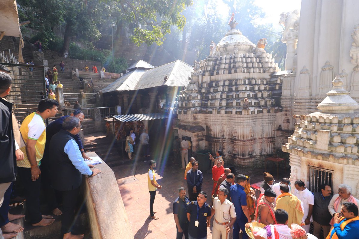 dpradhanbjp's tweet photo. ଓଡ଼ିଶାର ପ୍ରସିଦ୍ଧ ଶୈବପୀଠ କପିଳାସ ମନ୍ଦିରର ଉନ୍ନତି, ସଂରକ୍ଷଣ ଏବଂ ପର୍ଯ୍ୟଟକଙ୍କ ସୁବିଧାକୁ ଦୃଷ୍ଟିରେ ରଖି ଯୋଜନା ପ୍ରସ୍ତୁତ କରିବା ଉପରେ ଜିଲ୍ଲା ପ୍ରଶାସନ, କପିଳାସ ସୁରକ୍ଷା ପରିଷଦ ଓ ମନ୍ଦିର ପ୍ରଶାସନ ସହ ଆଲୋଚନା କଲି । ମନ୍ଦିର, ପର୍ବତ ଓ ଜଙ୍ଗଲ ଆମର ପୁଞ୍ଜି । ଏହାକୁ ସ୍ୱଚ୍ଛ ଓ ସୁନ୍ଦର ରଖିବା ପାଇଁ ଆମେ ସମସ୍ତେ ଯତ୍ନବାନ ହେବା ଜରୁରୀ ।