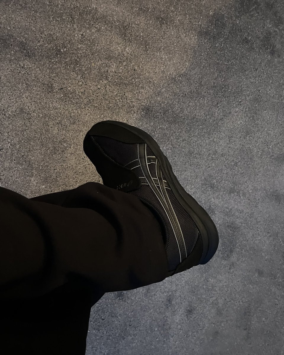 kossok_'s tweet photo. このasics5千円台で買えるのありがたすぎる
もう一色買ってもいい https://t.co/V3LRmlo8gG