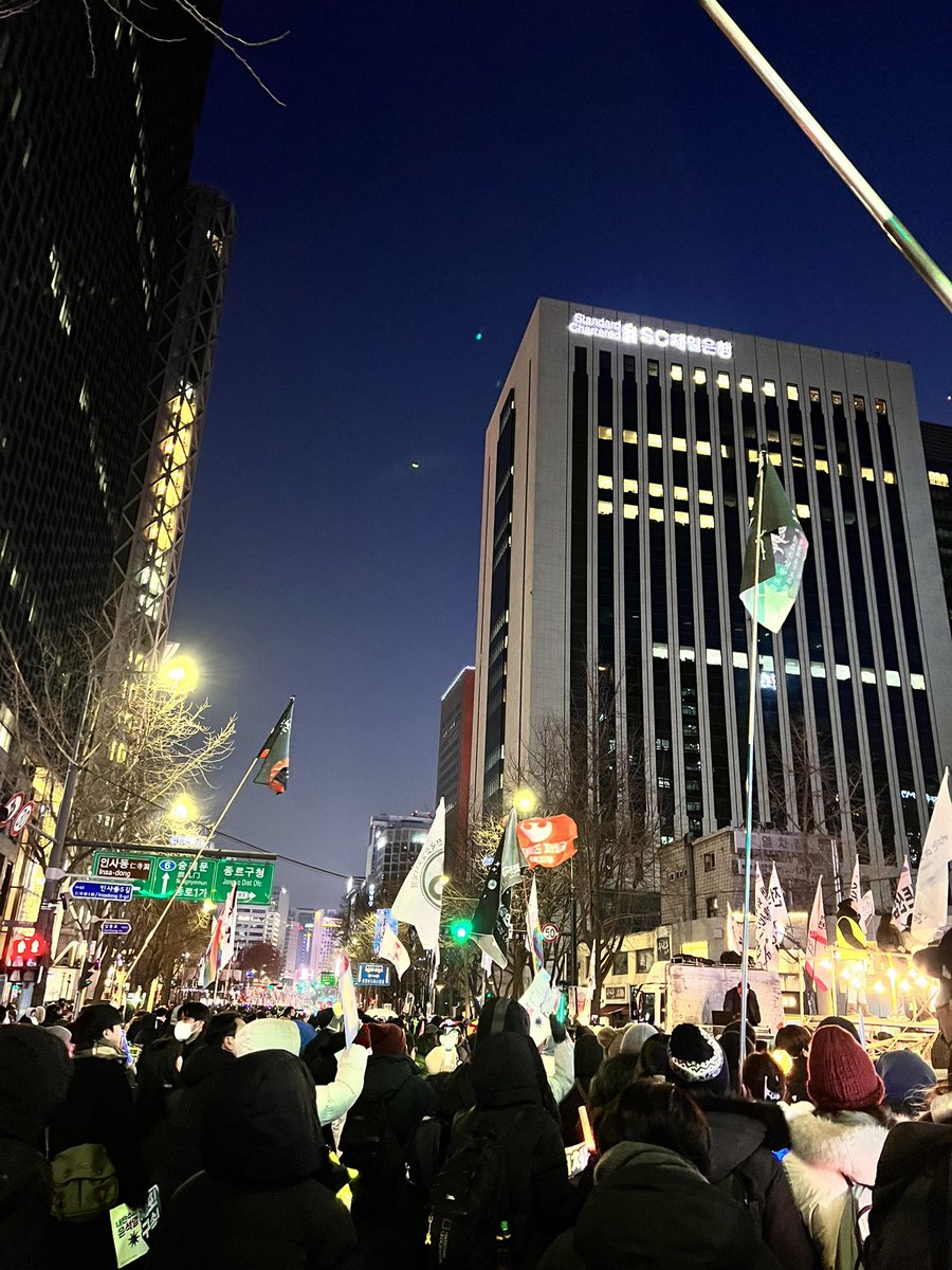 광화문 행진중에 경찰이 길을막고있습니다  민주노총이 앞으로 나가고 시민들은 비켜라!구호를 외치고 있습니다