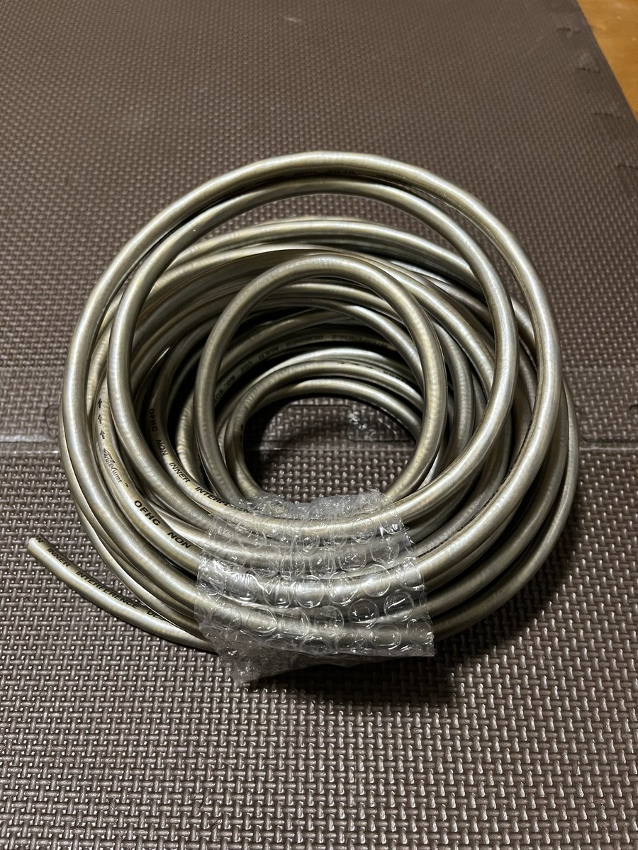 chomapooh's tweet photo. shark wire sof2c4rgb x15.5m

ウチのスタジオのケーブルは電源もオーディオラインも全部コレ
ディスコンでコレが最後の在庫らしく、残り全部買っちゃった(^^;;
¥50825也
1.5mオマケしてくれた♪( ´▽｀)
オーディオインターフェースとパワーアンプの接続に使用する予定✨ https://t.co/chRkPnEShK
