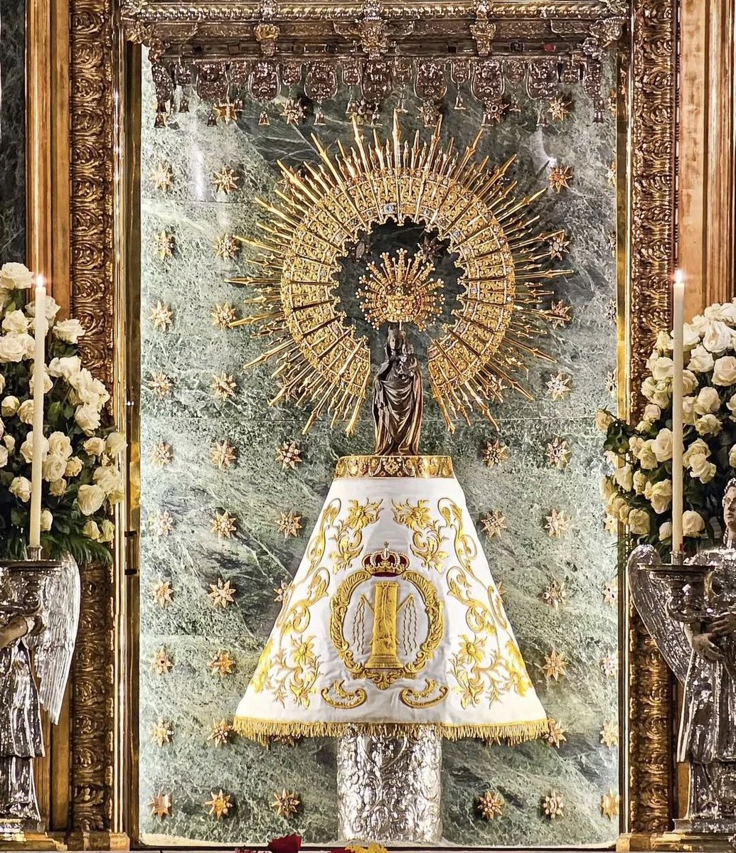 lacolumnazgz's tweet photo. Como cada 1️⃣1️⃣ de enero nuestra virgen del Pilar luce el manto donado por la cofradia con motivo del bicentenario

@ArchiZaragoza  @Virgen_Pilar 
@ssantazaragoza https://t.co/69RKTLst8e