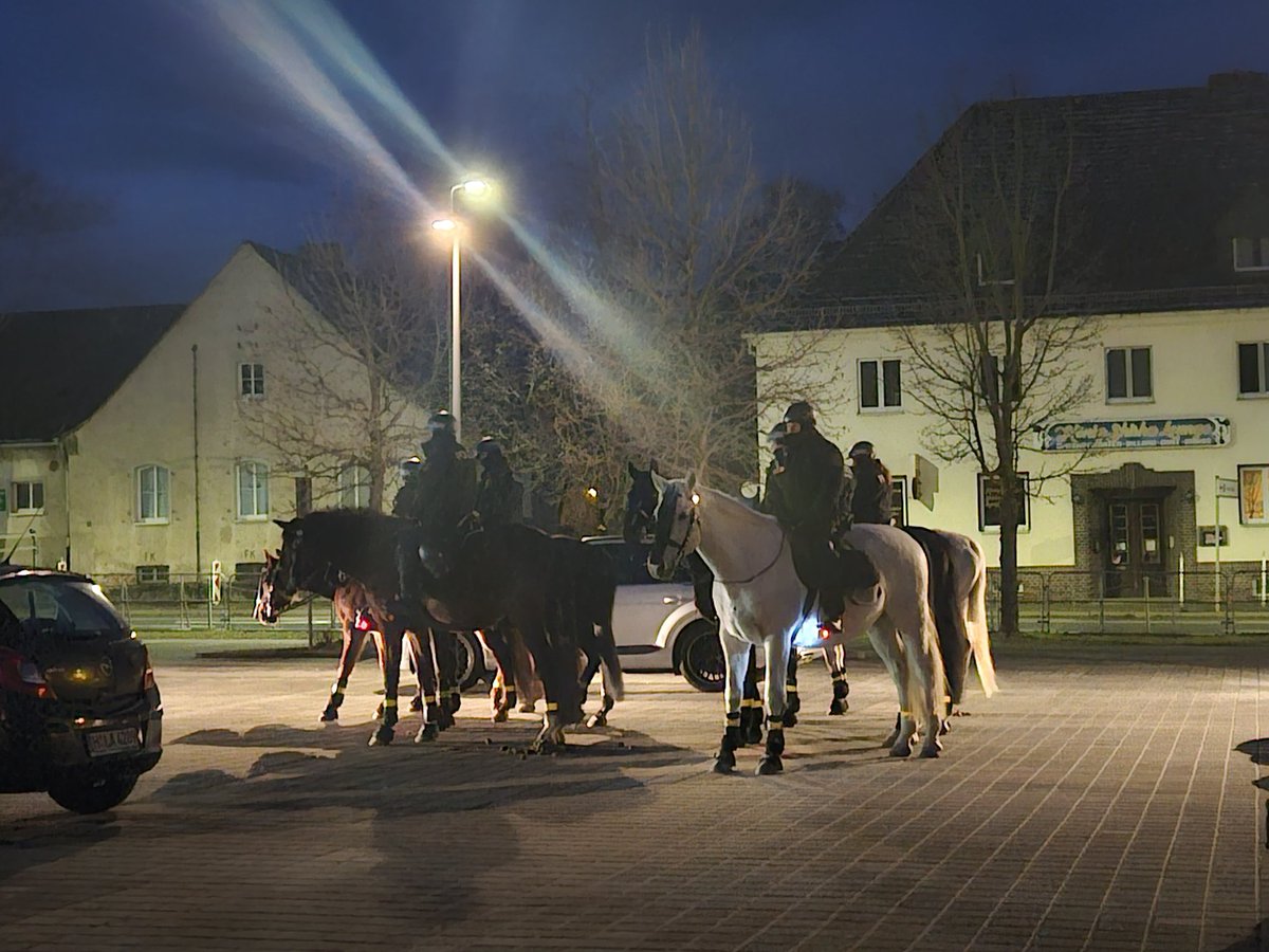 politicalbeauty's tweet image. Die massive Gewalteskalation der @PolizeiSachsen in Riesa gegen friedliche Demonstrationen ist eine Schande! Hunde, Wasserwerfer, Schlagstöcke. Einer Demokratie absolut unwürdig. Werdet Eure Aggressionen doch bei den Faschisten los und stürzt Euch endlich auf DIE NAZIS!