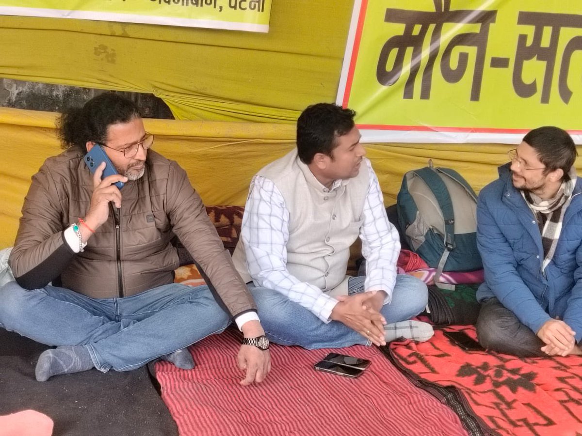 PrabhatSinghX's tweet photo. गर्दनीबाग धरनास्थल पर BPSC अभ्यर्थियों और छात्रों के साथ बैठा और बताया की प्रशांत किशोर जी आपलोगों को कभी झुकने नहीं देंगे, अपना हौसला बुलंद रखिए I RE-Exam हो कर रहेगा, इसको कोई भी ताकत रोक नहीं सकता I https://t.co/ydX8NwS5My