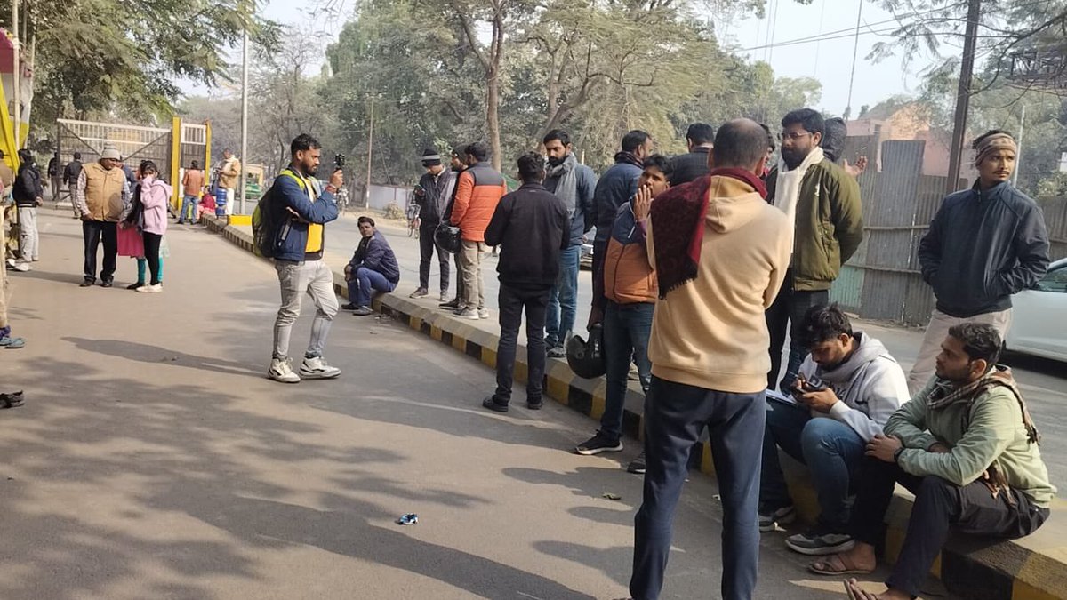 PrabhatSinghX's tweet photo. गर्दनीबाग धरनास्थल पर BPSC अभ्यर्थियों और छात्रों के साथ बैठा और बताया की प्रशांत किशोर जी आपलोगों को कभी झुकने नहीं देंगे, अपना हौसला बुलंद रखिए I RE-Exam हो कर रहेगा, इसको कोई भी ताकत रोक नहीं सकता I https://t.co/ydX8NwS5My