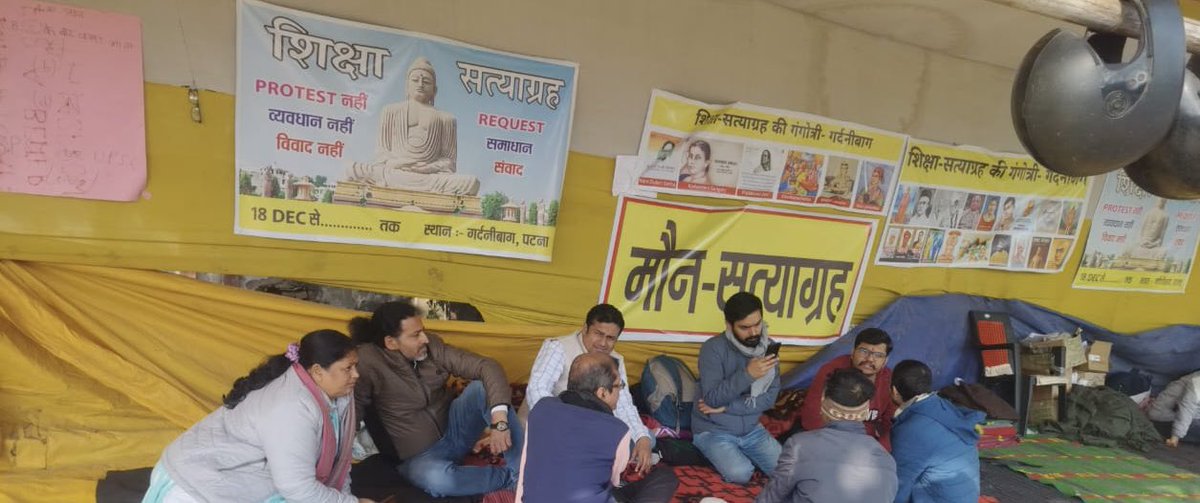 PrabhatSinghX's tweet photo. गर्दनीबाग धरनास्थल पर BPSC अभ्यर्थियों और छात्रों के साथ बैठा और बताया की प्रशांत किशोर जी आपलोगों को कभी झुकने नहीं देंगे, अपना हौसला बुलंद रखिए I RE-Exam हो कर रहेगा, इसको कोई भी ताकत रोक नहीं सकता I https://t.co/ydX8NwS5My