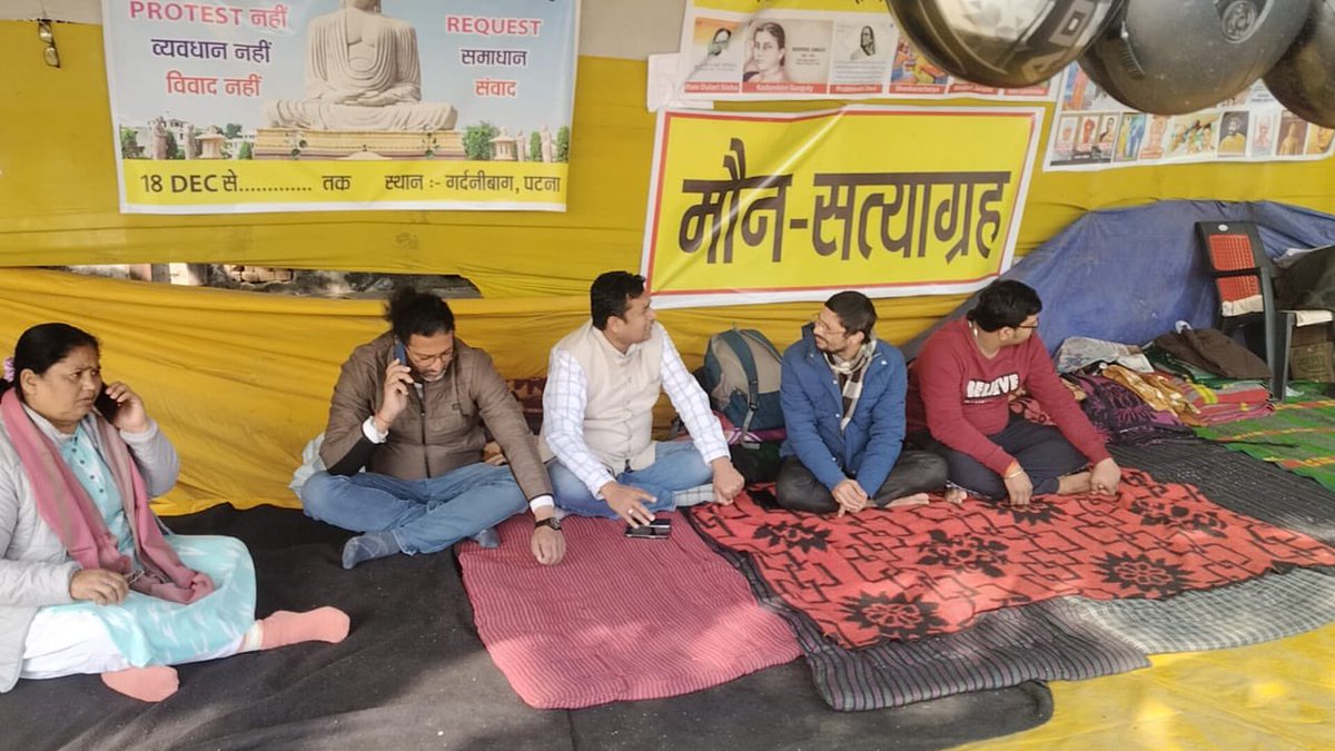 PrabhatSinghX's tweet photo. गर्दनीबाग धरनास्थल पर BPSC अभ्यर्थियों और छात्रों के साथ बैठा और बताया की प्रशांत किशोर जी आपलोगों को कभी झुकने नहीं देंगे, अपना हौसला बुलंद रखिए I RE-Exam हो कर रहेगा, इसको कोई भी ताकत रोक नहीं सकता I https://t.co/ydX8NwS5My
