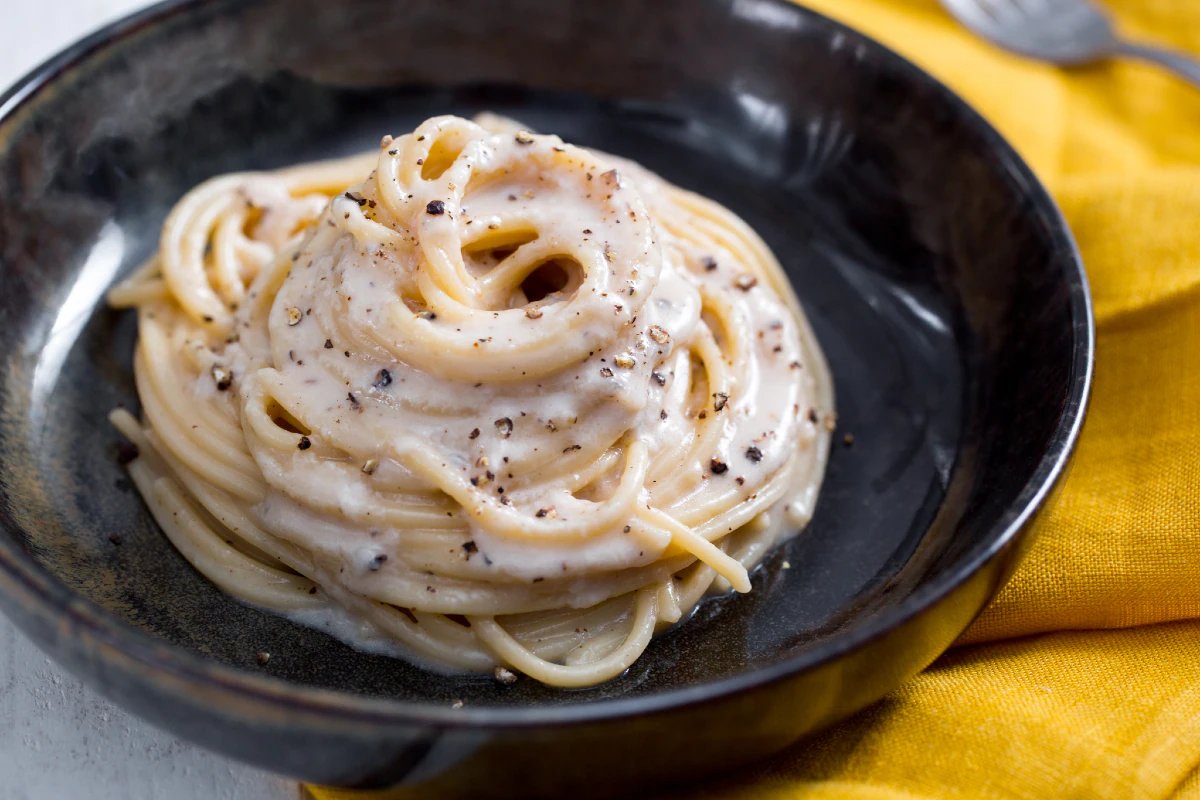 astropierre's tweet photo. La sauce des spaghetti "Cacio e Pepe" ne nécessite que 3 ingrédients principaux, mais obtenir sa célèbre consistance crémeuse est très difficile.

Les chercheurs de physique des systèmes complexes de l'Institut Max Planck publient une "recette scientifiquement optimisée".

1/2 https://t.co/niwxHDB4n8