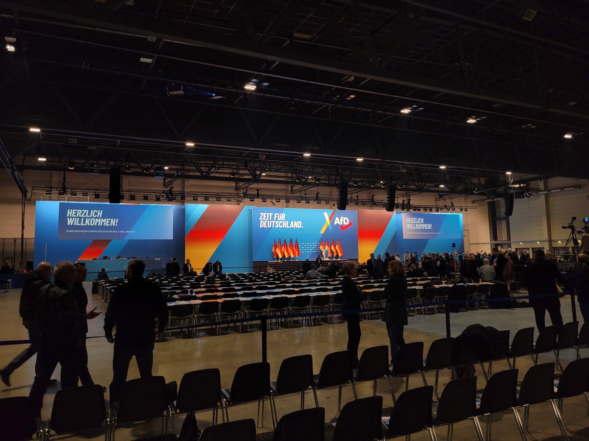 Eigentlich sollte der #AfD-Parteitag in #Riesa vor 10 Minuten losgehen. Doch die Blockaden sind recht erfolgreich: Es gibt noch immer viele leere Sitzreihen. Der Beginn wird sich weiter verzögern, mindestens um eine Stunde, heißt es hier. #rie1101