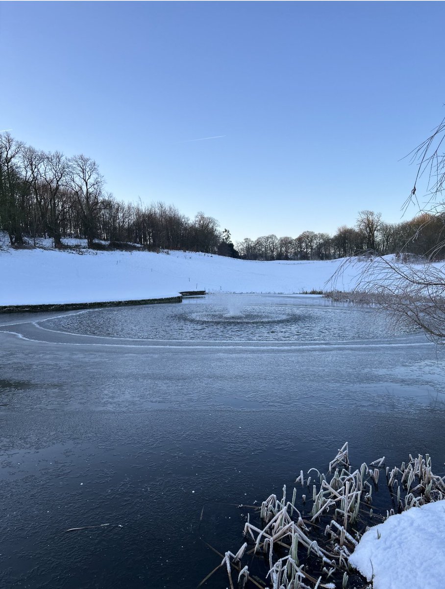 The snowy frosty conditions continue but the Clubhouse is open for food and drinks. The range is also open to hit balls and keep the swing going. We hope to see you soon. #golf2025