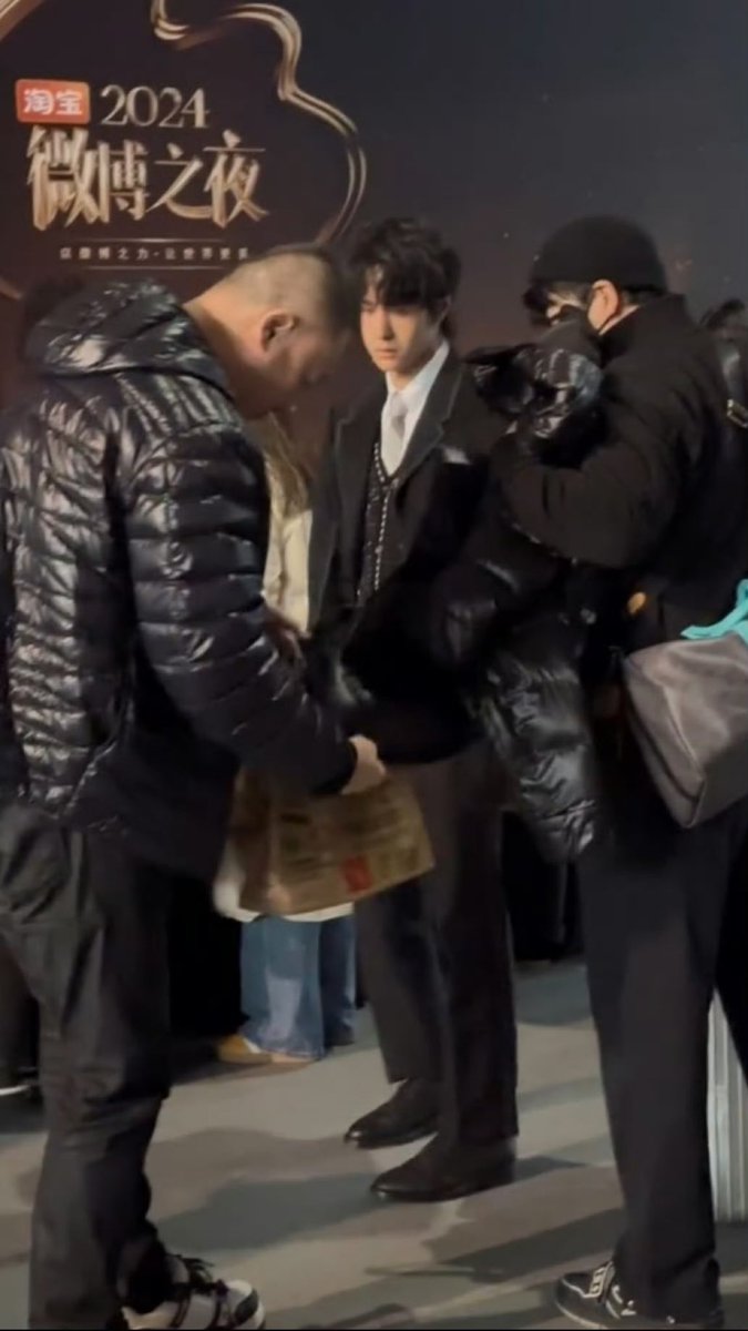 saignementhe's tweet photo. Others: starve for a week, photoshoot the day before, wake up early on the day to prep for Weibo Night

Wang Yibo: requires fast food bribe to get him off the ice cliff and onto the red carpet. Slays anyway

YIBO OWNS THE NIGHT
#WangYibo_WeiboNight2024 #2024WeiboNight https://t.co/2X6VXXRfHG
