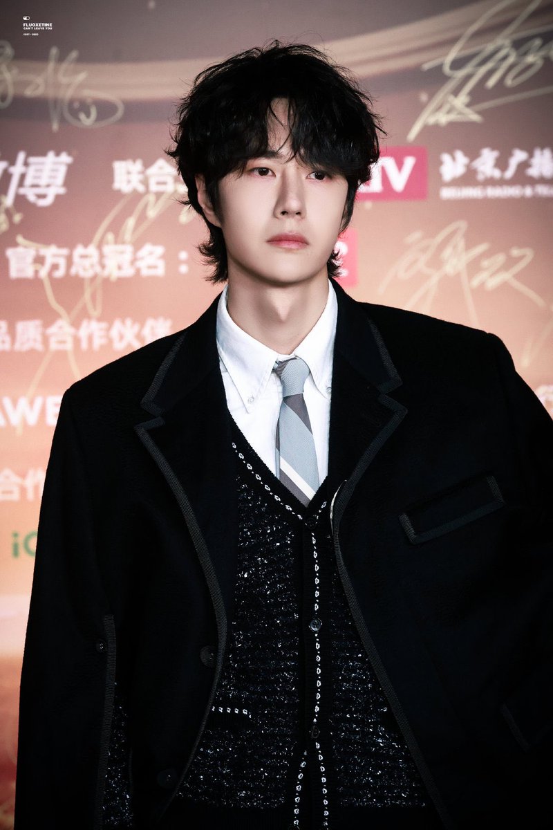 saignementhe's tweet photo. Others: starve for a week, photoshoot the day before, wake up early on the day to prep for Weibo Night

Wang Yibo: requires fast food bribe to get him off the ice cliff and onto the red carpet. Slays anyway

YIBO OWNS THE NIGHT
#WangYibo_WeiboNight2024 #2024WeiboNight https://t.co/2X6VXXRfHG