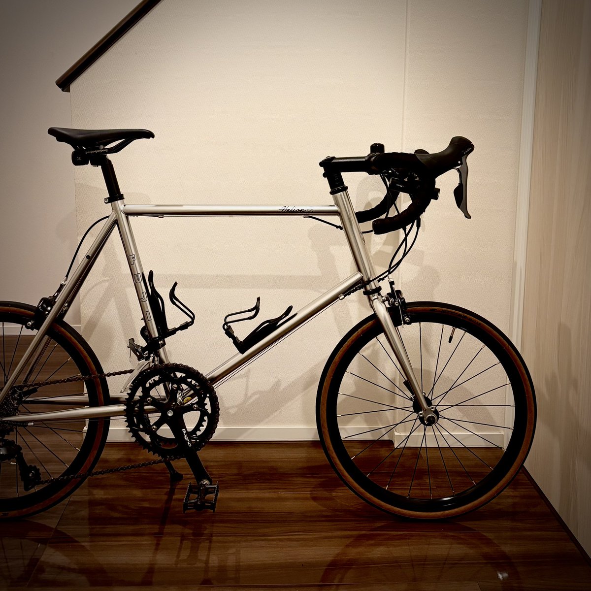 nobumillenia's tweet photo. 自宅でタイヤ交換。
レバー要らずの優しいタイヤ🛞
#minivelo
#Fujibikes
#HelionR
#iRC
#JettyPLUS
#451 https://t.co/DLPIyXbhHG