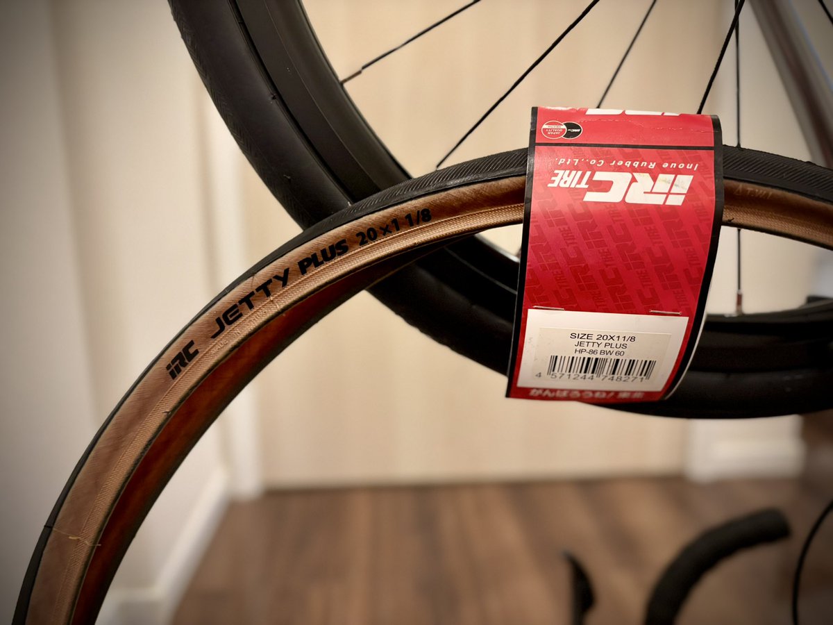 nobumillenia's tweet photo. 自宅でタイヤ交換。
レバー要らずの優しいタイヤ🛞
#minivelo
#Fujibikes
#HelionR
#iRC
#JettyPLUS
#451 https://t.co/DLPIyXbhHG