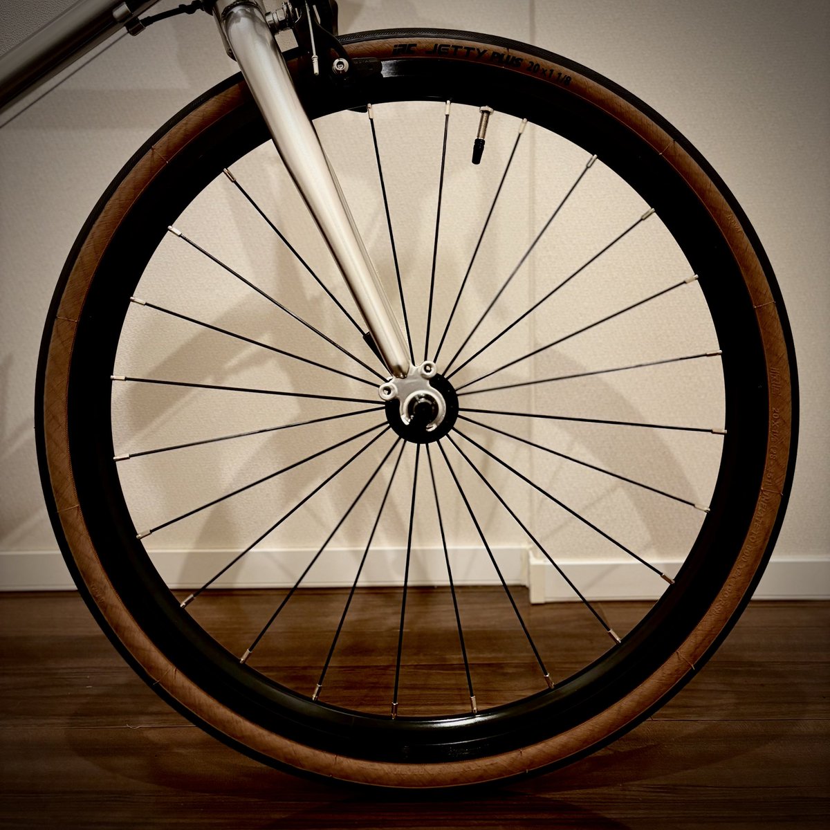 nobumillenia's tweet photo. 自宅でタイヤ交換。
レバー要らずの優しいタイヤ🛞
#minivelo
#Fujibikes
#HelionR
#iRC
#JettyPLUS
#451 https://t.co/DLPIyXbhHG