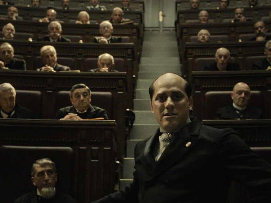 I commenti da sinistra alla serie M che sto leggendo in giro sono francamente desolanti. C'è un punto storico che a quanto sembra non si vuole proprio vedere e che invece sia il libro sia la serie evidenziano in modo importante, ed è che Mussolini non si è fatto da solo, manco