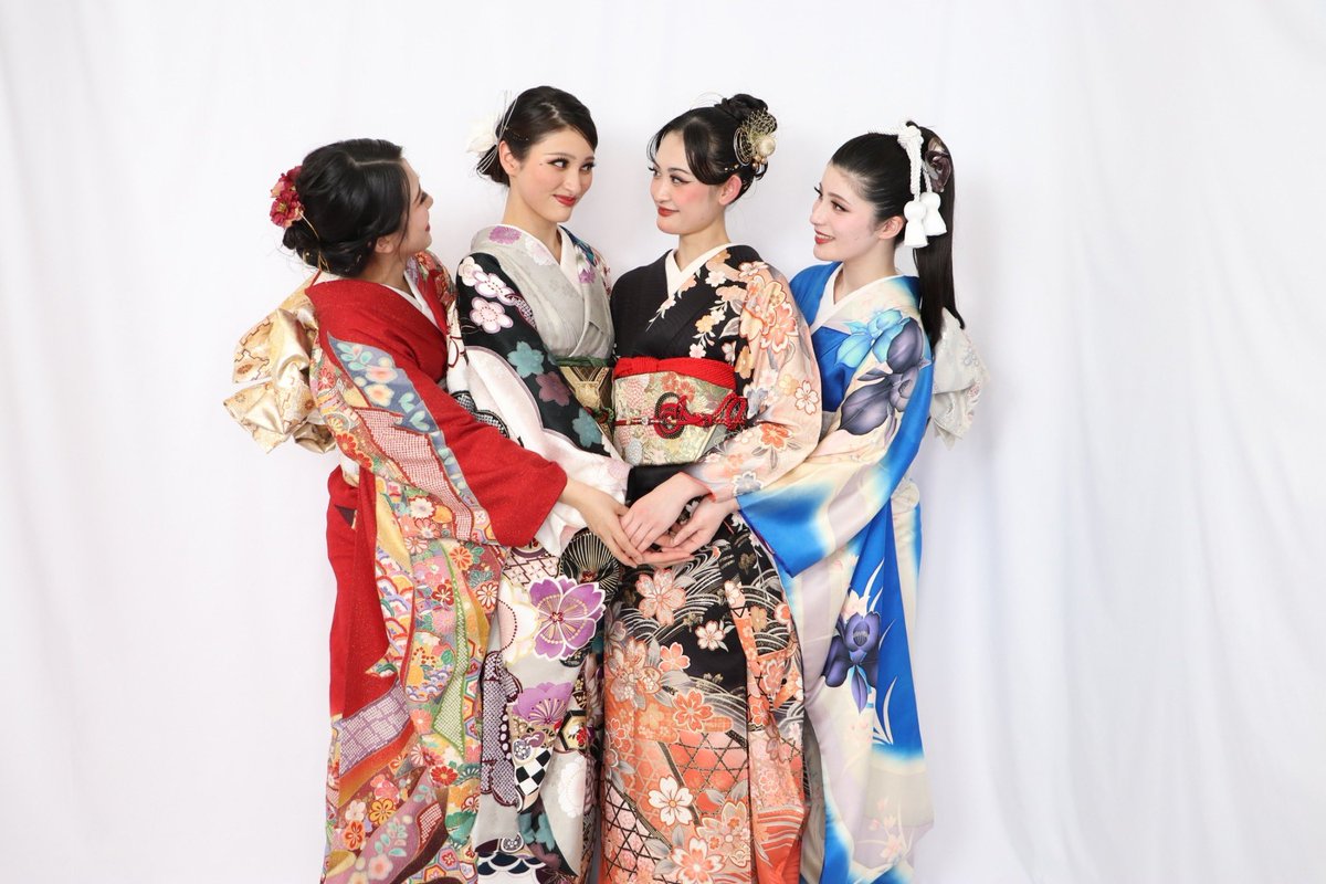 srh_staff's tweet photo. 今年新成人を迎えるフラガールの成人式を開催しました。
ご家族ご親戚に見守られながら、
書初めの発表、晴れ着での演舞を披露しました😊
#成人式 https://t.co/oWjvi4fh4x