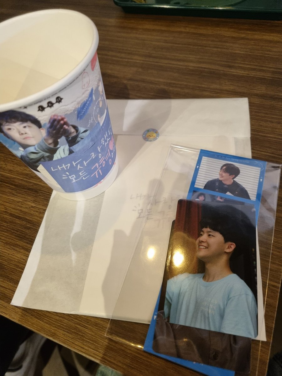 250110 임규형 생카 🐹🎂💙
카페 너무 예뻤고 오랜만에 트친들도 만나서 좋은사람들과 좋은시간 잘 보내고 갑니다 😍😍
#내가사랑했던_모든_규형에게 
#해피버스데이_규형 
#언제나_그리고_영원히_임규형
#임규형 #크레즐 <a href="/To_Allthe90/">내가사랑했던모든규형에게🐥💙</a>