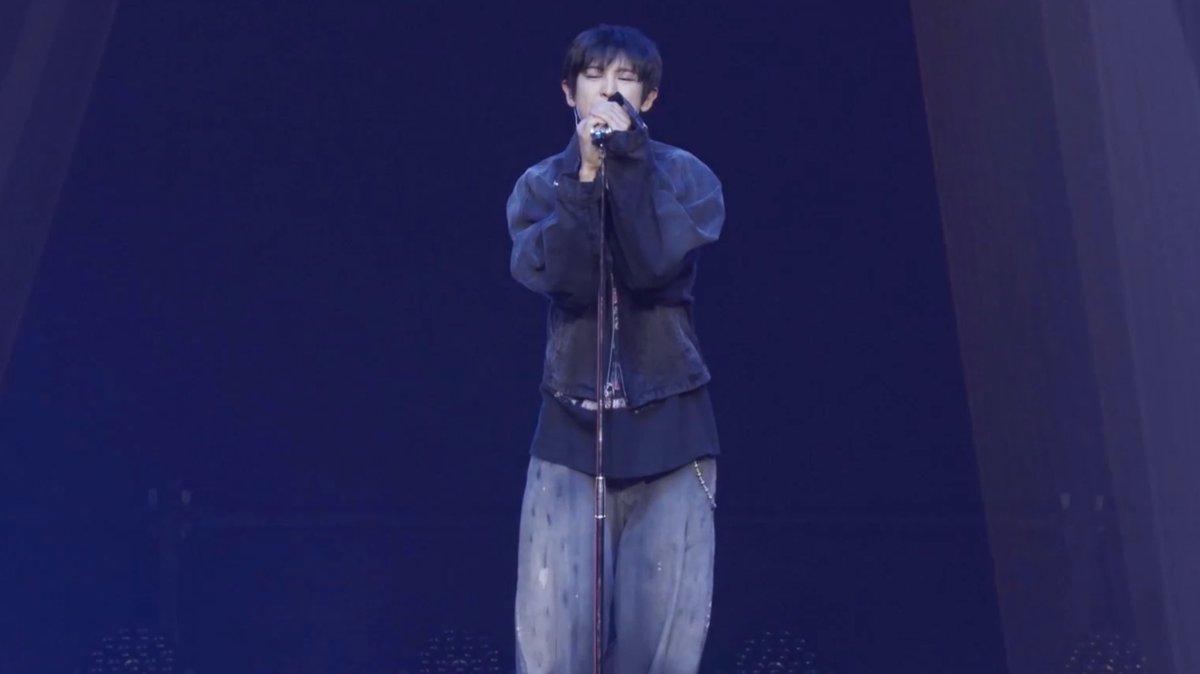 kokokbop's tweet photo. CHANYEOL <HASTA LA VISTA> STAGE! 🤍 https://t.co/eaLTPXeilh