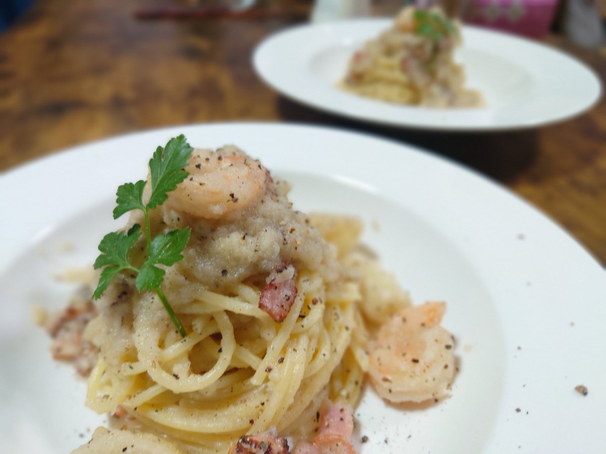 normal_kazz's tweet photo. 晩ごはんはベーコンと蕪のみぞれパスタ。何となく思い付いたけど、蕪はみぞれにしない方がパスタに合うわ(-_-;)
でも、ベーコンとかぶの相性は良い。チーズもオリーブオイルも入ってて、和風のテイストは使って無いので、イタリアです( ̄^ ̄)キッパリ
#蕪 #ベーコン #ravida #aosトラットリア https://t.co/T4NXi0q1ee