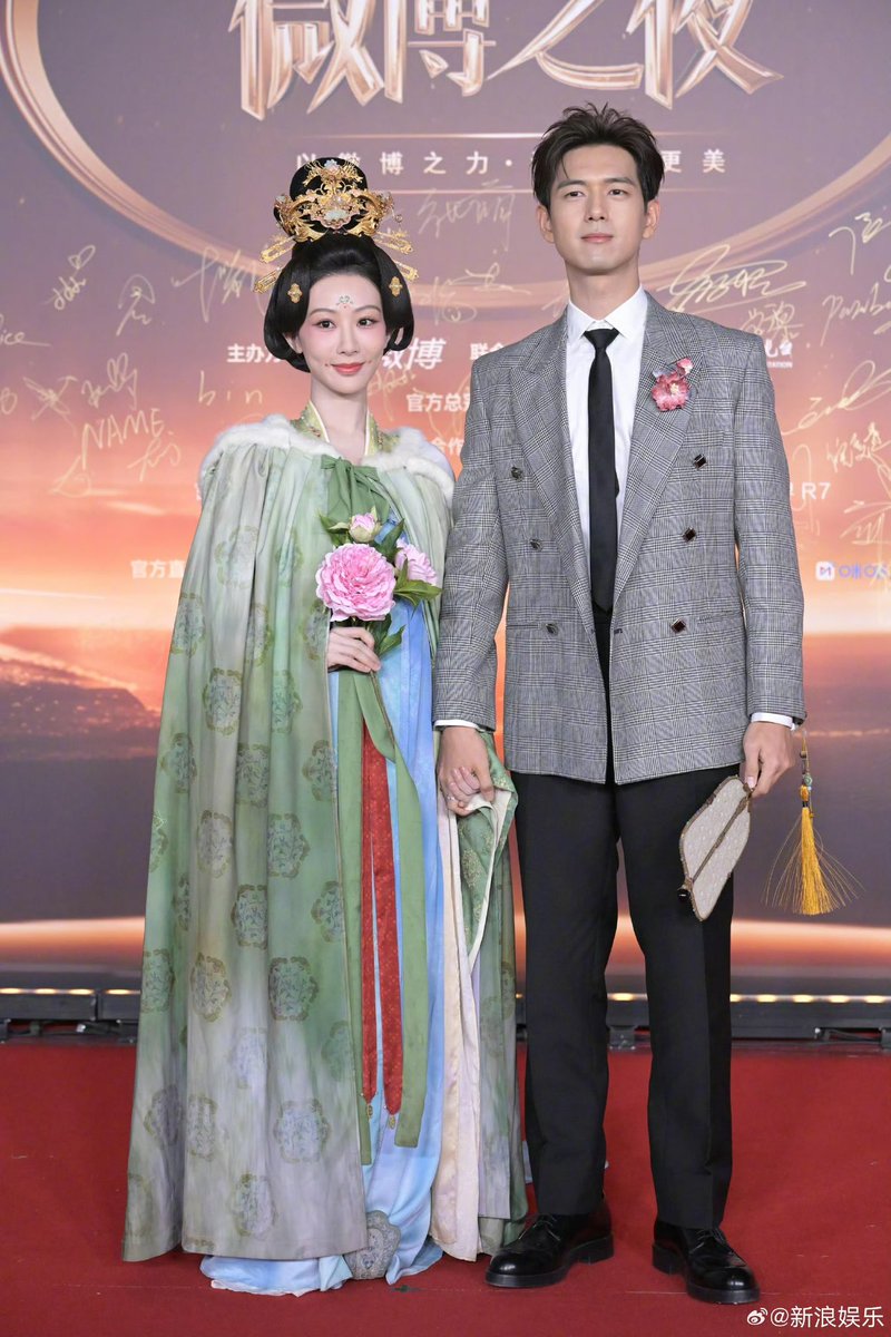 ManoodTingJeen's tweet photo. 💐🌸 ซีนใหญ่ของงาน Weibo Night 2025 ไม่พ้น การจับมือเดินพรมแดงของ #หยางจื่อ #หลี่เซี่ยน คู่จิ้นในตำนาน ✨

ลงทุนมากใส่ชุดจีนมาเดินพรมแดงเลย สวยมากกกก ส่วนเหล่าต้าใส่สูทมีดอกไม่ปักอกก็คือจบ หล่อเนี๊ยบ

เป็นคู่ที่เหมาะสม ใครยังไม่ได้ดู ซีรีส์เรื่อง #งามบุปผาสกุณา ต้องไปดูค่ะ !! https://t.co/5jR5trw31b