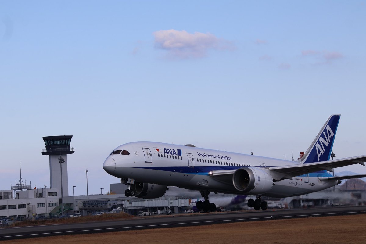 Aldebaran114's tweet photo. こんばんは🌆
今日はANAさんのB787が来るようだったので空活に高松空港へ行きました。
シュッとしててかっこいいです😎

#ANA #B787 #78M #JA831A 
#高松空港　#TAK https://t.co/r1ryFmZmJD